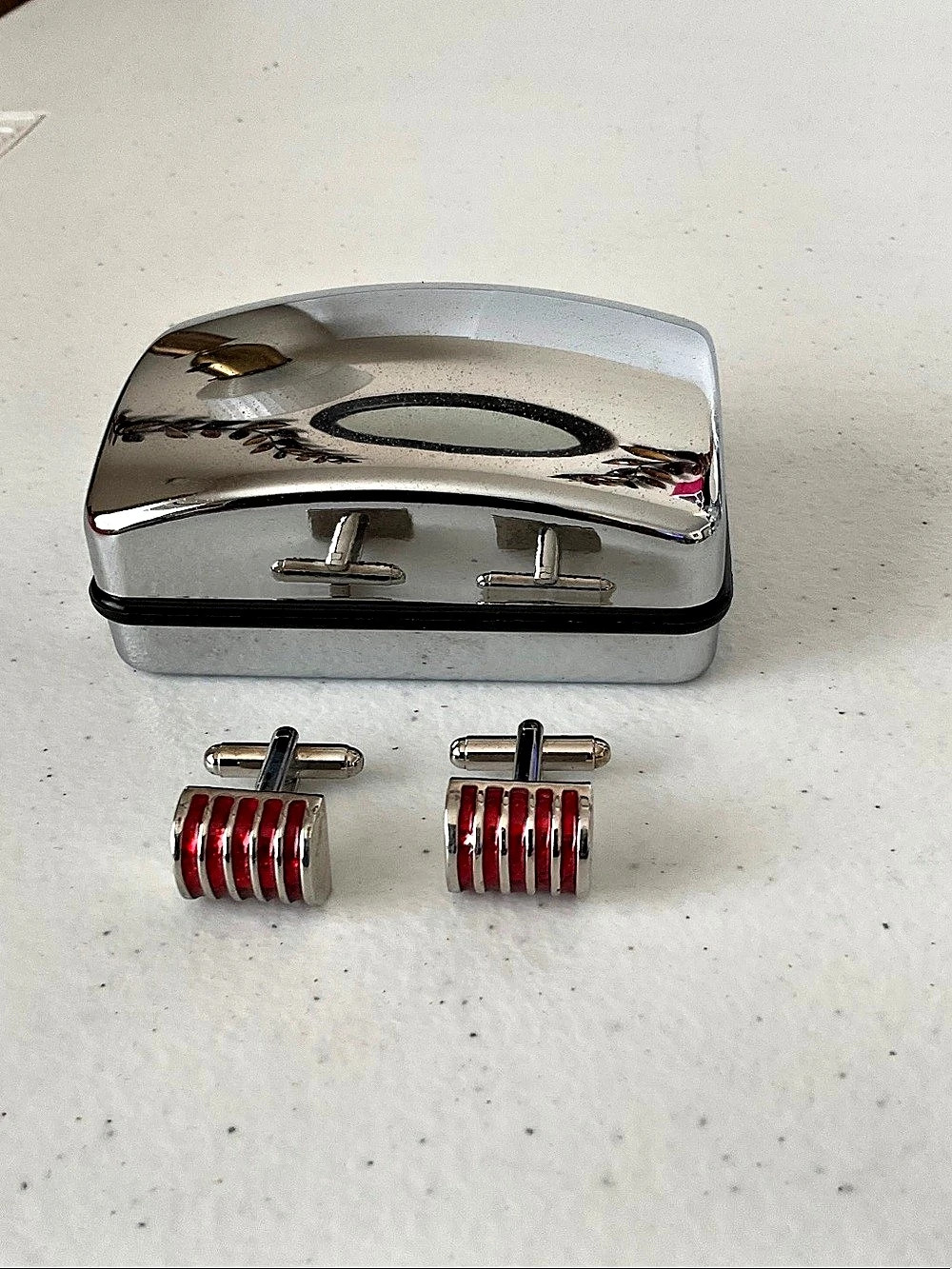 🌺$5.00 must bundle 🌺Unnamed Red & Silver Tone Cuff Links